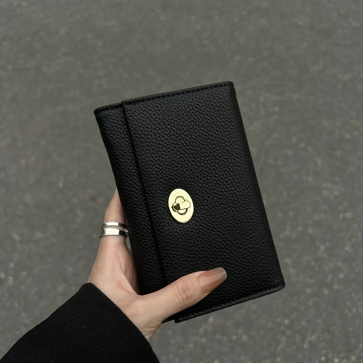 Portefeuille femme noir compact à tourniquet métallique doré