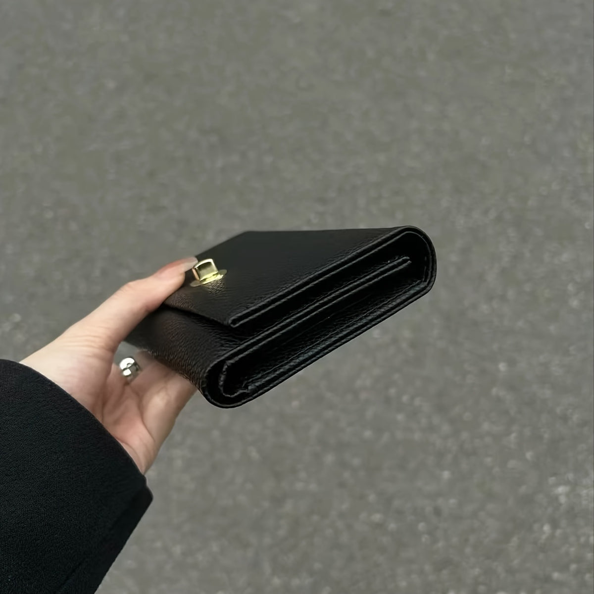 Portefeuille femme noir compact à tourniquet métallique doré