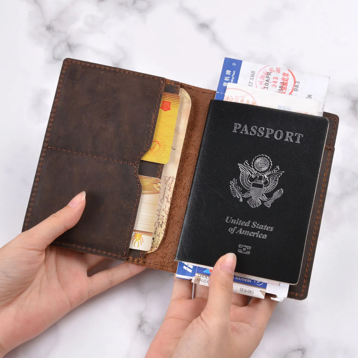 Protège-passeport artisanal en cuir Crazy Horse - Organisateur de voyage premium — photo 2